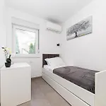 3 Bedroom Gorgeous In Kastel Novi Vikendica Kastela