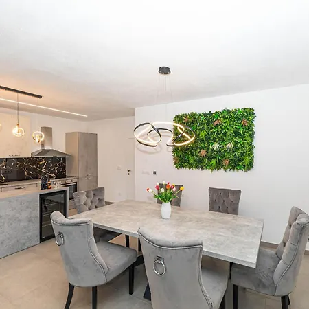 Dom wakacyjny 3 Bedroom Gorgeous In Kastel Novi *