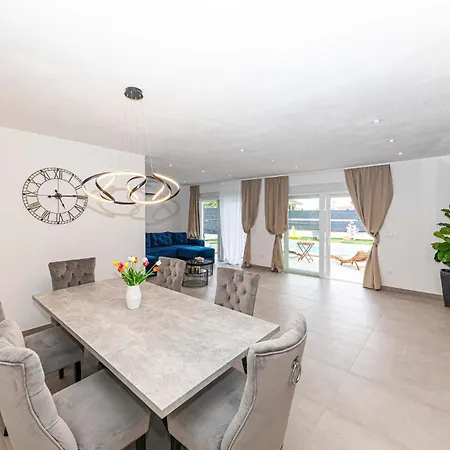 3 Bedroom Gorgeous In Kastel Novi Casa de Férias