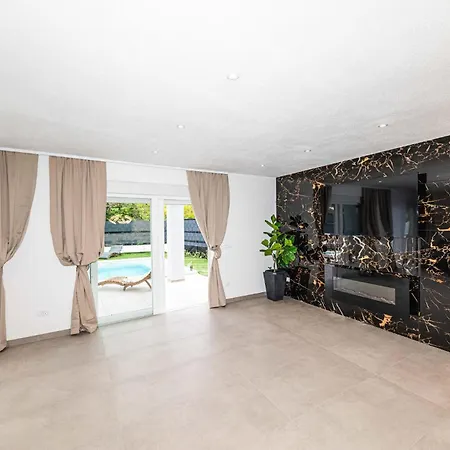 3 Bedroom Gorgeous In Kastel Novi *