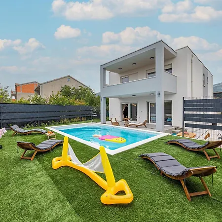 3 Bedroom Gorgeous In Kastel Novi *