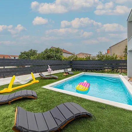 3 Bedroom Gorgeous In Kastel Novi Casa de Férias
