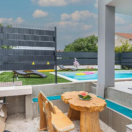 3 Bedroom Gorgeous In Kastel Novi Casa de Férias *