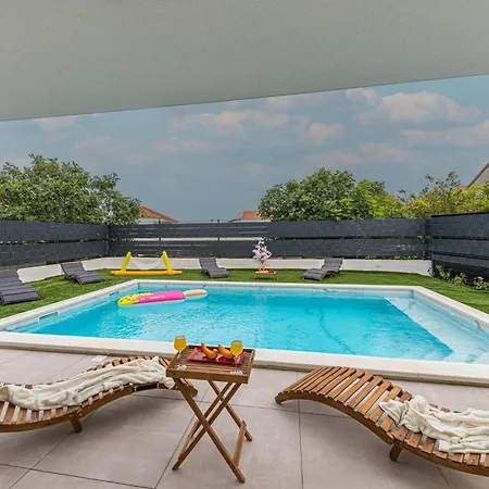 Dom wakacyjny 3 Bedroom Gorgeous In Kastel Novi