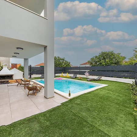 3 Bedroom Gorgeous In Kastel Novi Casa de Férias Kaštela